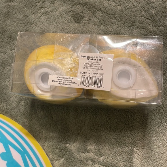 Lemon melamine srv bowl, 4 sm bowls, plate, ceramic lemon salt & pepper shkrs - Picture 3 of 6